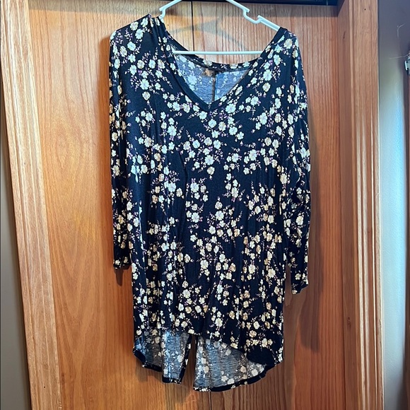 Floral Black Women's Top - Picture 1 of 4